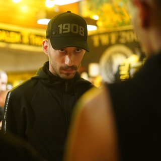 Yakir mit schwarzer Baseball-Cap