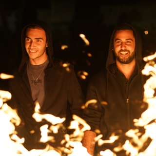 Ovad und Meni vor einem Feuer