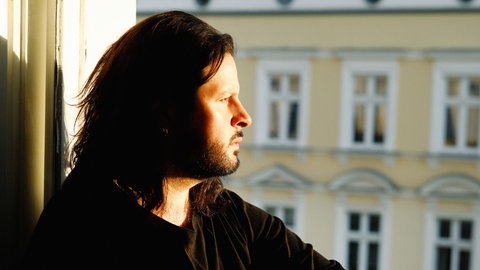 Der Karl-Sczuka-Preis für Hörspiel als Radiokunst des SWR 2026 geht an Rupert Enticknap (*1986) für sein Hörspiel „Die fünfte Jahreszeit“, eine bisher unveröffentlichte Eigenproduktion aus dem Jahr 2026
