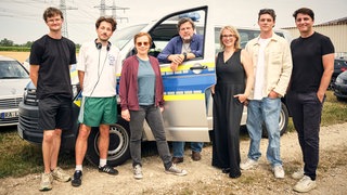 Drehstart für den „Tatort – Freund und Feind“ (AT): Kameramann Nico Schrenk, Regisseur und Koautor Simon Schneckenburger, Eva Löbau, Hans-Jochen Wagner, SWR Redakteurin Franziska Specht sowie Produzent Gerrit Klein und Producer Philipp Reuter von der Giganten Film.