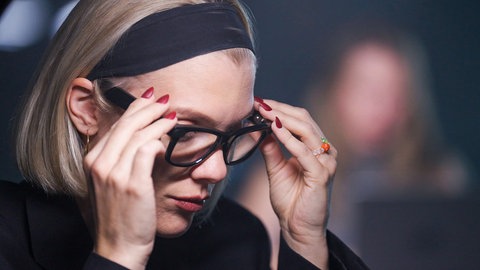 Smart Glasses werden immer beliebter, vor allem seit Meta im Juni neue Modelle auf den Markt gebracht hat. Diese sind von herkömmlichen Brillen kaum noch zu unterscheiden. Aber: Sie können filmen und fotografieren – und das ziemlich heimlich. Nur ein kleines Lämpchen am Brillenrand macht deutlich, dass aufgezeichnet wird.