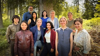 Andreas Herzog (obere Reihe links) mit den Darsteller:innen Carlo Grammling, Gloria Odosi, Julia Jentsch, Mai Duong Kieu, Hannah Schiller und Naomi Krauss (vordere Reihe, v.l.n.r.) sowie Produzentin Jean-Young Kwak, Autorin und Creative Producerin Kristin Derfler, der ausführenden Produzentin Claudia Thieme und Kamerafrau Claire Jahn. (hintere Reihe v.l.n.r.)