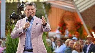 Gastgeber Andy Borg begrüßt die SWR Zuschauerinnen und Zuschauer aus Rust