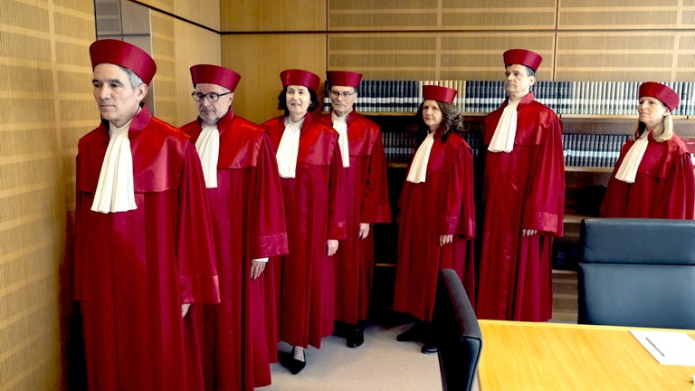 Kurz vor der Verhandlung oder dem Urteil am Bundesverfassungsgericht. Die Richterinnen und Richter stellen sich geordnet auf, bevor es um Punkt 10 Uhr in den Gerichtsssaal geht.