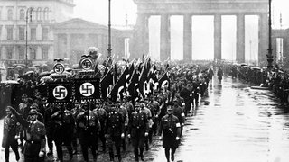 Aufmarsch am Brandenburger Tor - die NSDAP formiert sich (Nazi-Parade 6. März 1933).