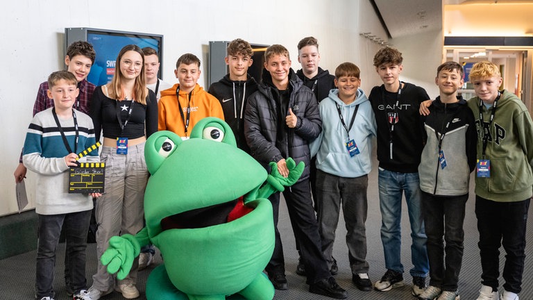 Günter Kastenfrosch mit Schülern