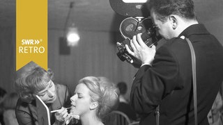 SWR Retro Frau schminkt andere Frau Mann filmt