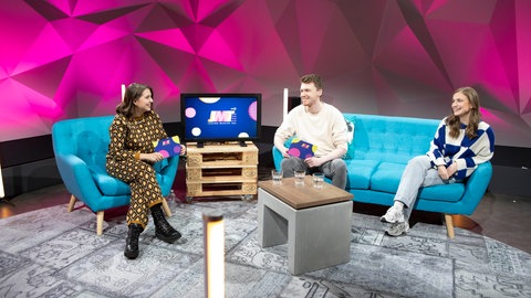 Moderatorin Walerija Petrowa und Moderator Kai Witvrouwen im Gespräch mit Sarah Kron. © SWRThorsten Hein