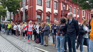 Viele Mannheimerinnen und Mannheimer beteiligen sich an der Mahnwache und der Menschenkette am Marktplatz.