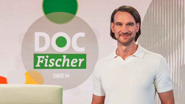Moderator Prof. Dr. Derek Zieker-Fischer im Studio