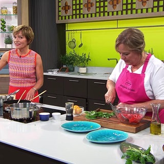 Moderatorin Evelin König und Köchin Jacqueline Amirfallah im ARD Buffet