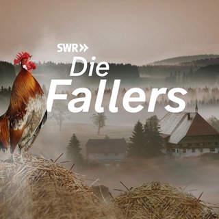 Das Logo der Fallers mit dem Hahn im Vordergrund. Im Hintergrund ist der Schwarzwald und der Fallerhof im Nebel zu sehen