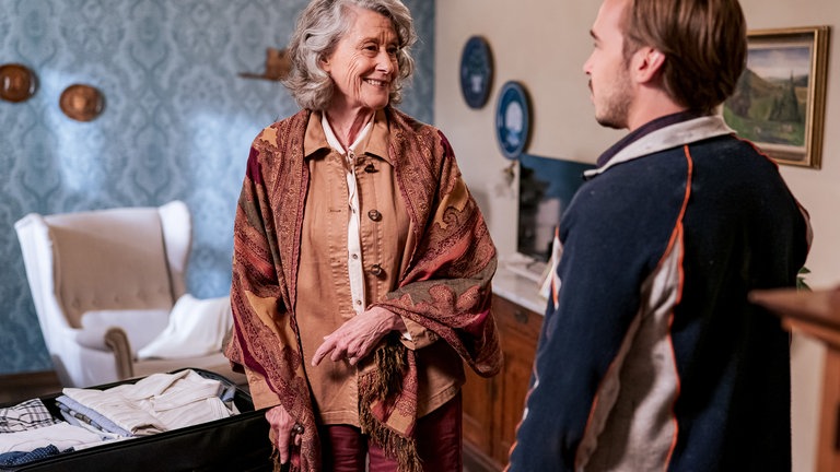 Irene (Susanne Scholl) und Sebastian (Dominik Stricker) in Hermanns Stube