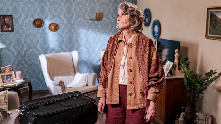 Irene (Susanne Scholl) steht zweifelnd in Hermanns Stube