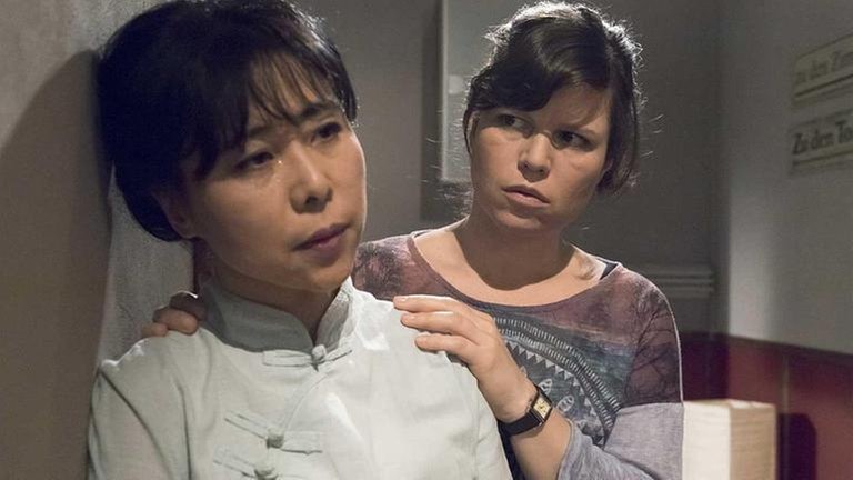 Oanh und Eva stehen im Flur im Löwen