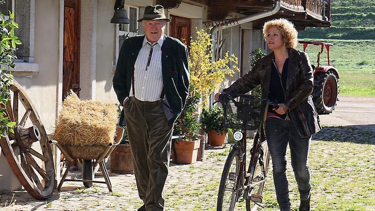 Zimmermann Senior neben Bea, die ihr Fahrrad schiebt
