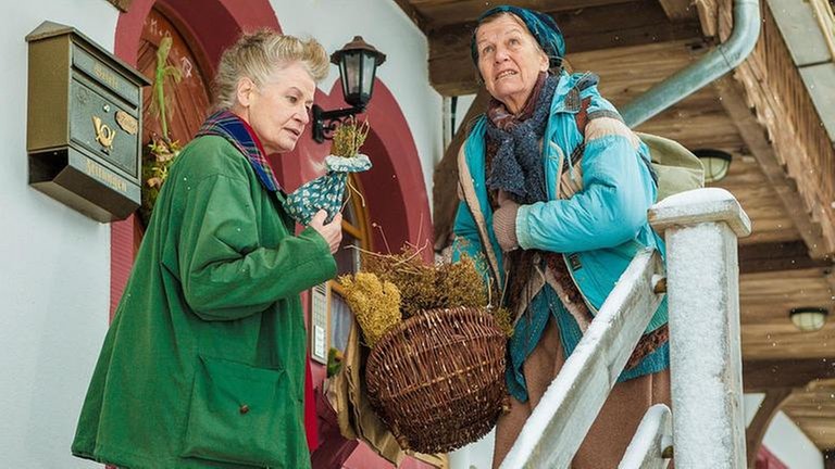Johanna und Lioba auf der Treppe vor dem Fallerhof