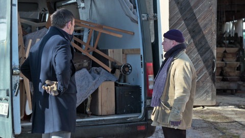 Constantin und Toni stehen hinter einem mit alten Möbeln gefüllten Transporter