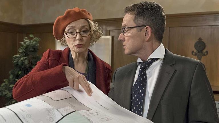Frau Markhardt-Siegel mit Bernhard im Bürgermeisterbüro