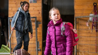 Carlotta bei den Pferdeställen in Bernds Gestüt
