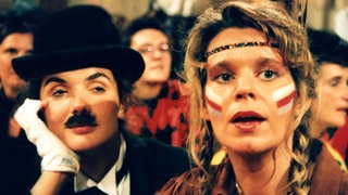 Monique als Charlie Chaplin, Kati als Indianer verkleidet 