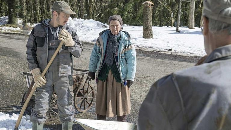 Sebastian, Lioba und Karl vor dem Fallerhof, es liegt Schnee.