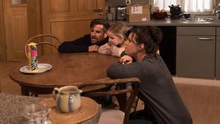 Folge 1040 - Andreas, Carlotta und Eva starren einen Feuerwerkskörper an, der auf dem Küchentisch steht