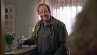 Bernd Clemens im Anmeldebereich der Praxis