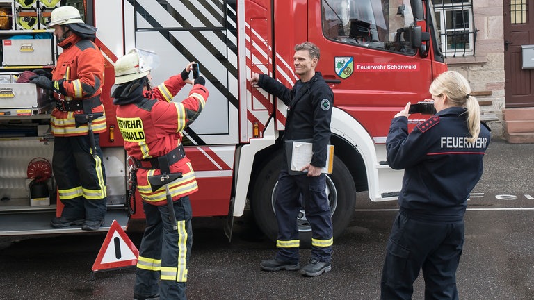 Uli Zimmermann lässt sich mit dem neuen Löschzug fotografieren