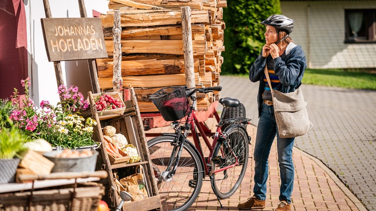 Franziska hat ihr Fahrrad beim Hofladen abgestellt