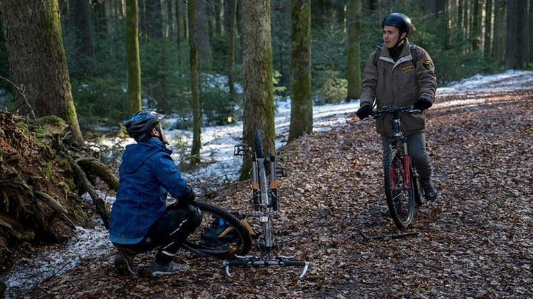 Sebastian und Sam im Wald, Sam repariert sein Fahrrad