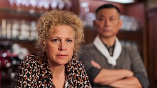 Bea (Christiane Brammer) und Tu (Maverick Quek) im Löwen  Keyvisual