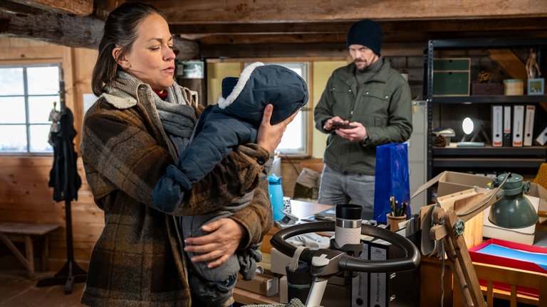 Sophie (Janina Flieger) hält Baby Conrad, Constantin (Robert Besta) steht im Hintergrund