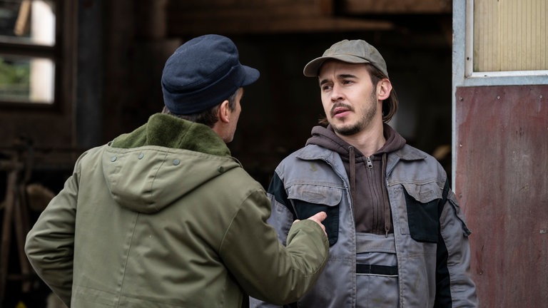 Riedle (Sebastian Mirow) und Sebastian (Dominik Stricker) streiten