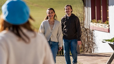 Jenny (Julia Obst) und Sebastian (Dominik Stricker) fröhlich vor dem Fallerhof