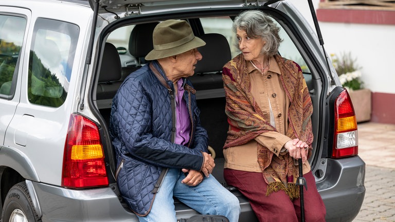 Franz (Edgar-M. Marcus) und Irene (Susanne Scholl) sitzen nebeneinander in Hermanns Auto