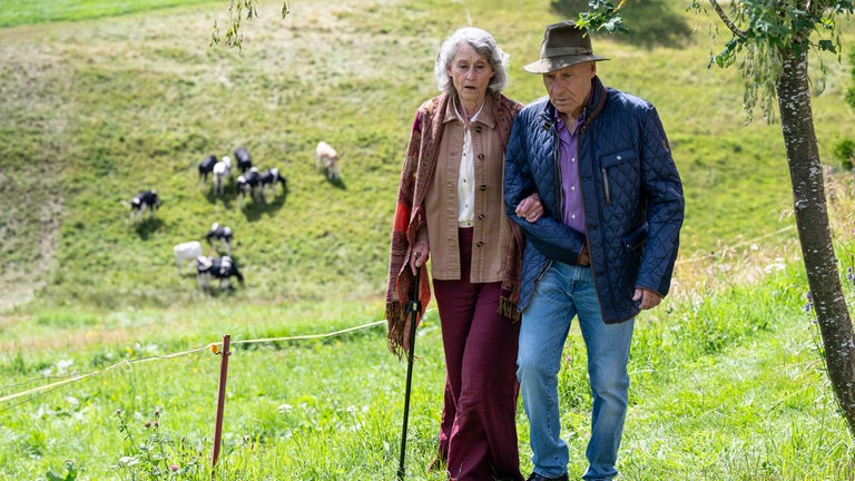 Franz (Edgar-M. Marcus) und Irene (Susanne Scholl) gehen spazieren