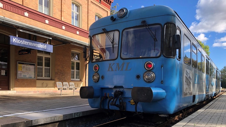 Die Wipperliese wartet am Bahnhof Klostermansfeld auf Fahrgäste. Sie fährt in den Sommermonaten am Wochenende. 