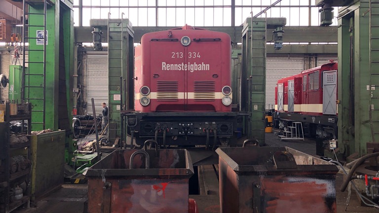 In der MaLoWa Bahnwerkstatt ist eine V100 der Rennsteigbahn in Arbeit. 