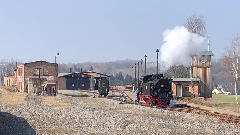 Lok 11 der Mansfelder Bergwerksbahn am Schmalspur-Bahnhof Hettstedt. 