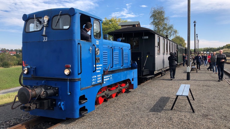 Im Bahnhof Benndorf wartet der Infozug der Mansfelder Bergwerksbahn. Auf der Fahrt wird Wissenswertes zur Bergbaugeschichte in der Region vermittelt. 