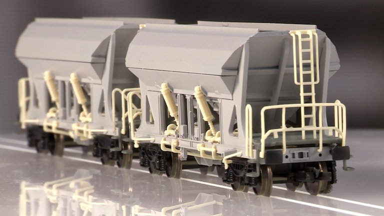 Diese Selbstentladewagen in TT sind eine komplette Neukonstruktion von Tillig, hier noch als Handmuster zu sehen. 