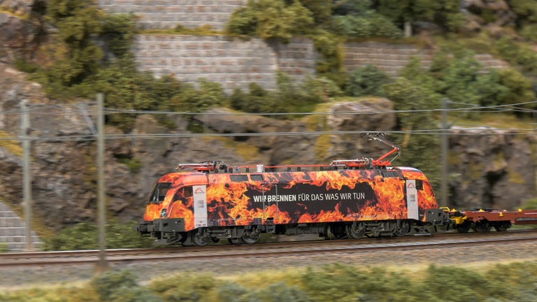 Bei Roco wird es heiß. Der sogenannte „Feuer-Taurus“ zieht den neuen T 3000, ein Taschenwagen für den Kombinierten Verkehr.