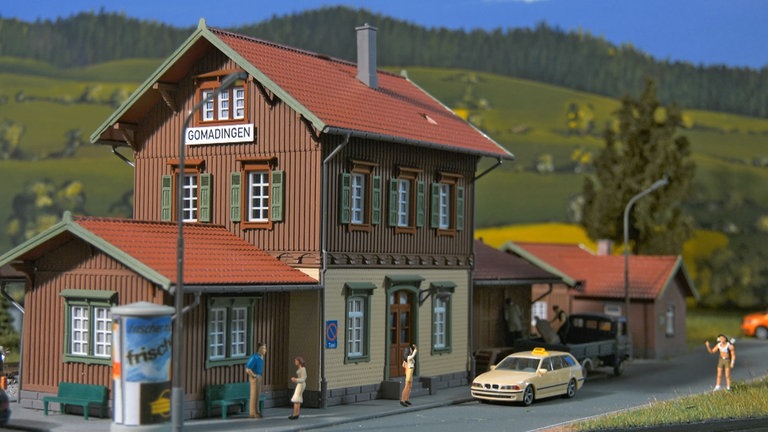 Die Reihe der württembergischen Einheits-Bahnhöfe ergänzt Faller mit diesem Schmuckstück.