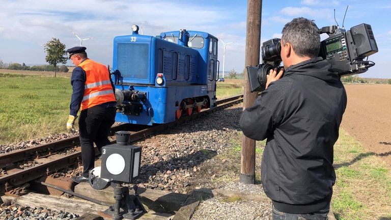 Rangierarbeit am Gleisdreieck. Für Eisenbahn-Romantik „tanzt“ die Diesellok im Walzertakt. 