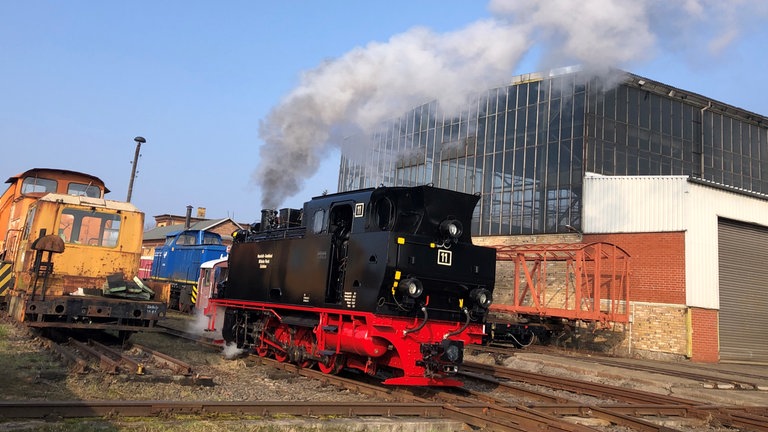 Ein großer Moment: Lok 11 verlässt die Bahnwerkstatt in Benndorf und fährt zur Lokprüfung vor.