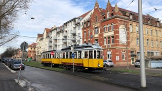 Straßenbahn des Straßenbahnmuseums Karlsruhe in der Gerwigstraße. 