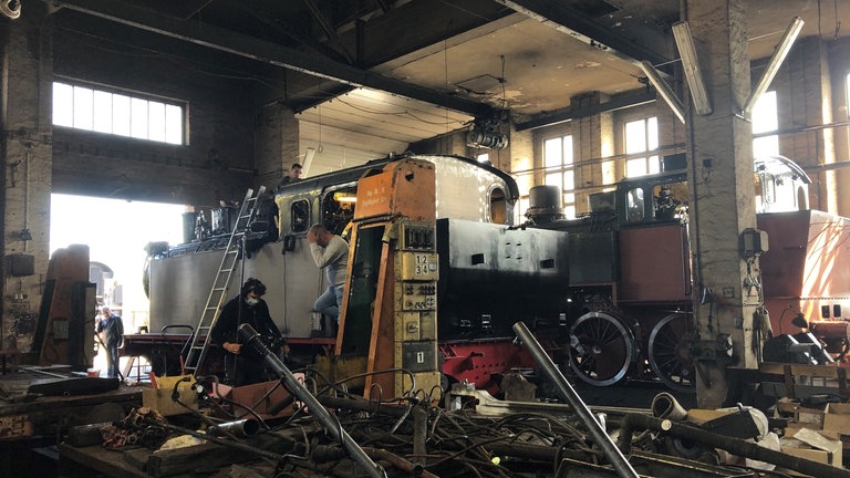 Natürlich schauen wir auch in die Dampflok-Werkstatt. Beim ersten Besuch im Herbst 2020 ist Lok 11 der Mansfelder Bergwerksbahn hier noch in Arbeit.  