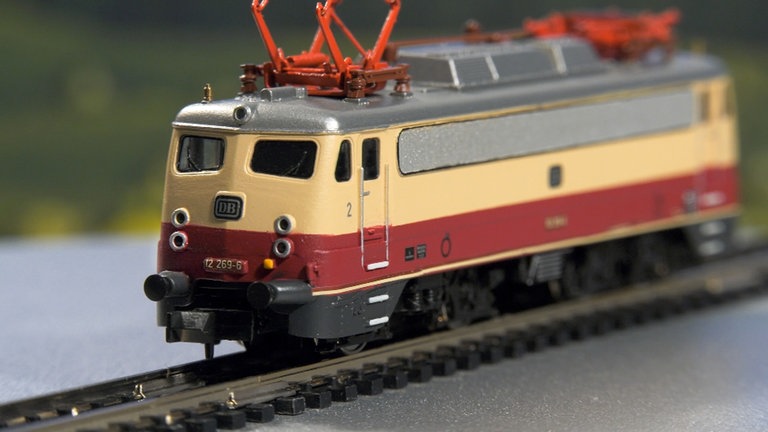 Minitrix feiert 50 Jahre InterCity-Verkehr u.a. mit einer Nachbildung des IC 142. Gezogen wird der Zug von einer Baureihe 112, bekannt als „Bügelfalte“.