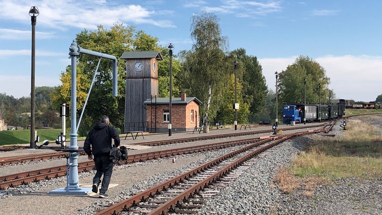 Das Team von Eisenbahn-Romantik fängt den Zug an verschiedenen Stellen ab. Da kommt der Kameramann schon mal ins Schwitzen …